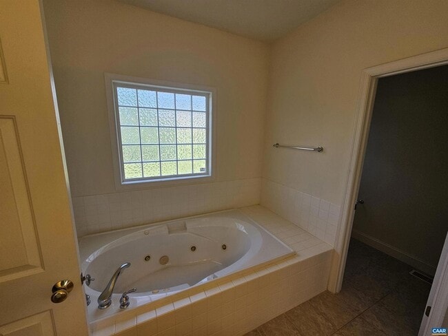 Building Photo - 134 Deerwood Dr