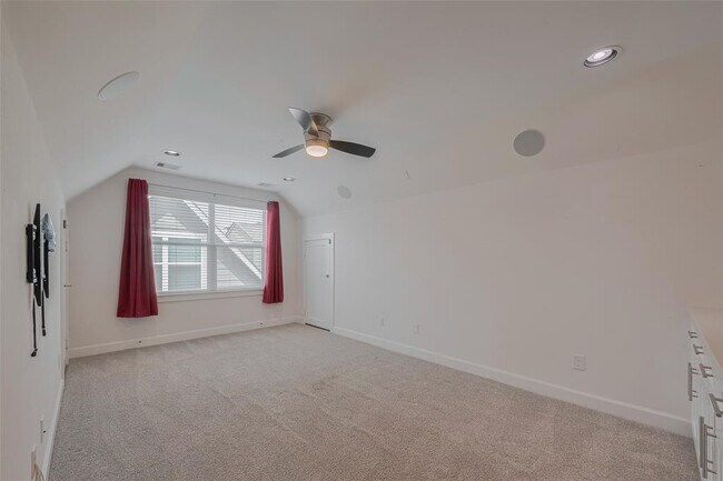 Building Photo - 854 W 20th St