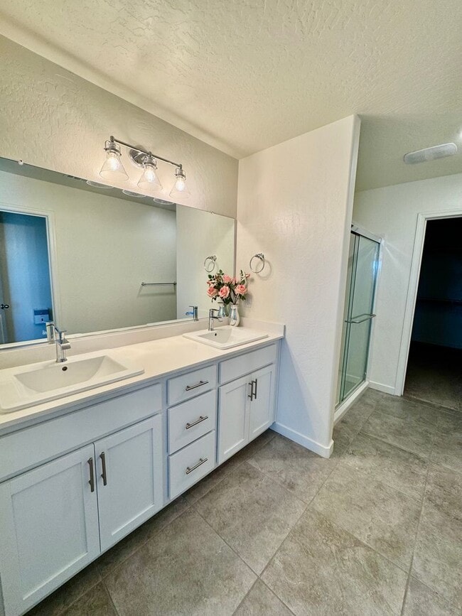 Building Photo - Huge 5 Bedroom + Den, 3 Bath Home Close to...