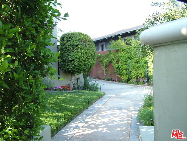 Building Photo - 4337 Kingswell Ave
