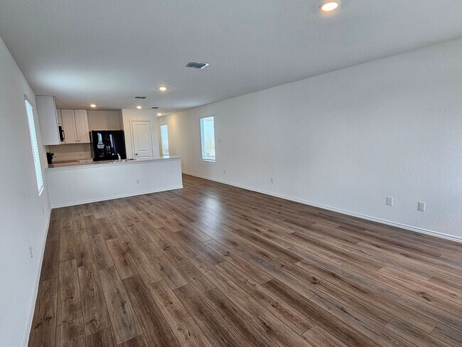 Building Photo - New 4 Bed / 2.5 Bath Home in Jarrell