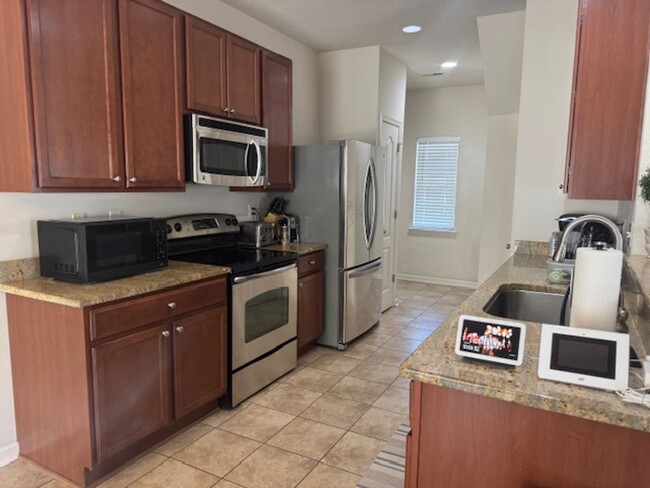 Building Photo - Beautifully Maintained 3-Bedroom Townhome ...