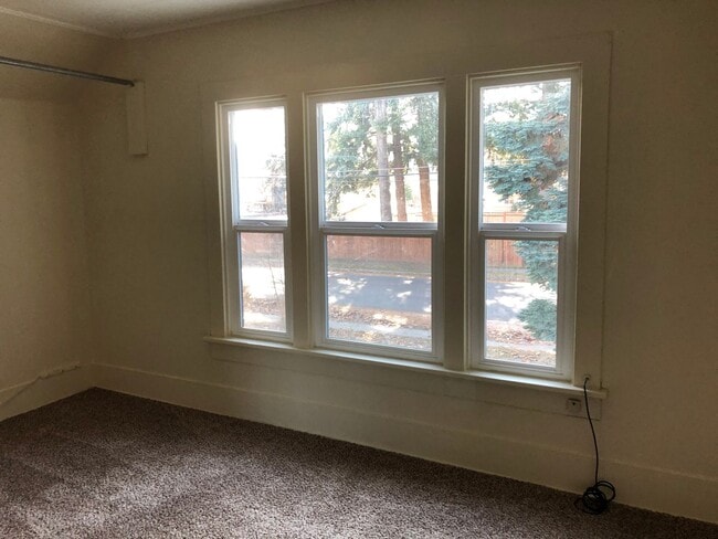 Building Photo - Adorable 3bed/1.5bath Home Close to School...
