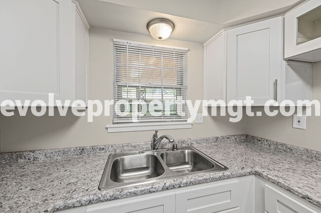 Building Photo - Charming Collierville home in PRIME location!