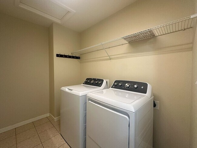 Building Photo - This 4bd home is waiting for you!