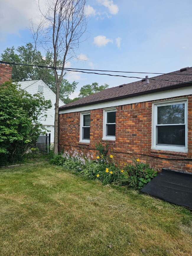 Building Photo - 3 Bedroom Brick Ranch, Updated Kitchen with Granite Countertops, Stainless-Steel Appliances, Hard...