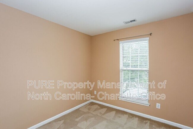 Building Photo - 18040 Delmas Dr