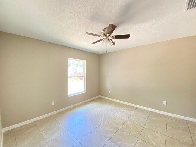 Building Photo - Desirable SE Ocala Neighborhood 3/2/2 **Won't Last**