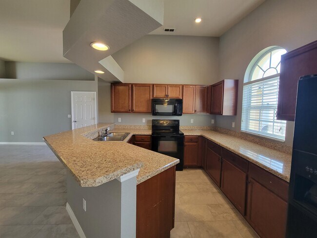 Building Photo - 800 Overlook Dr