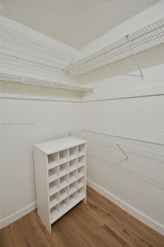 Building Photo - 6884 N Kendall Dr