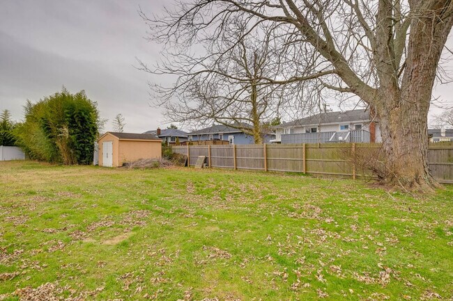 Building Photo - 1017 California Pl S