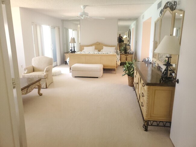 Building Photo - 10980 S Ocean Dr