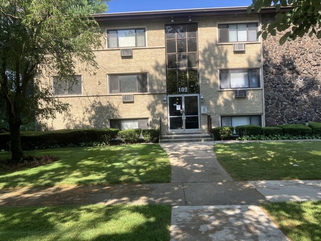 Primary Photo - 109 S Elmwood Ave