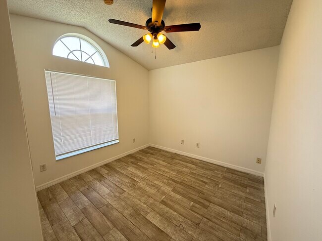 Building Photo - 1221 Singleton Cir