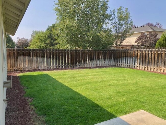 Building Photo - 735 NE Negus Pl