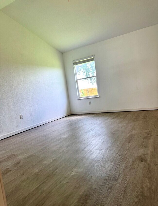 Building Photo - Like new!  3/2/2 Country Aire Estates
