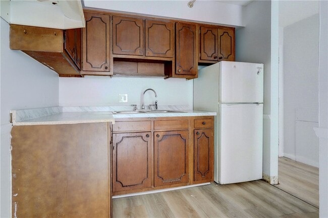 Building Photo - 400 Main St