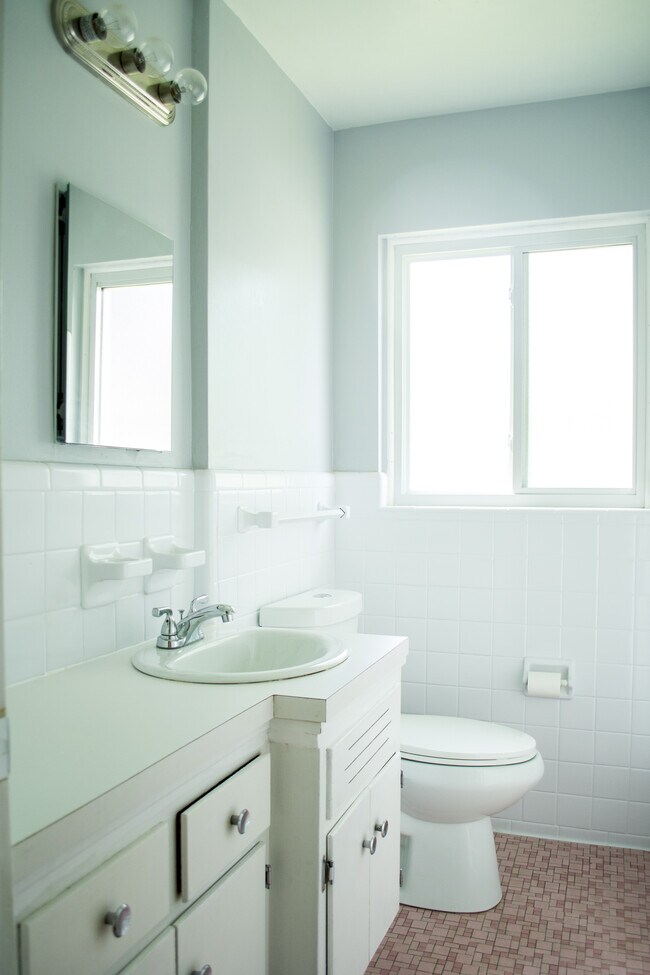 Building Photo - Royal Oak Crossings at Gardenia