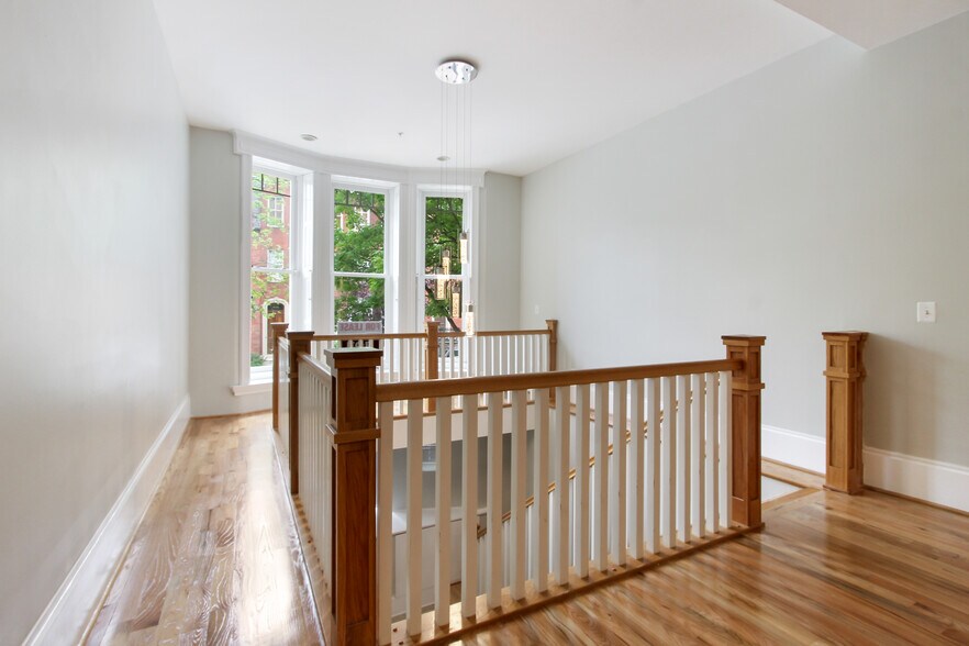 Building Photo - 836 Park Ave