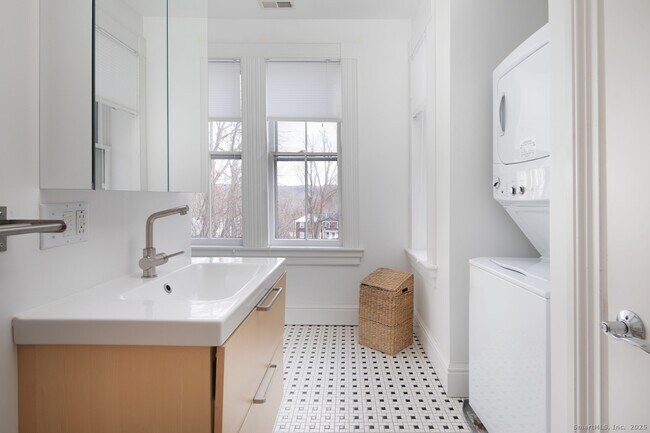 Building Photo - 31 Sharon Rd