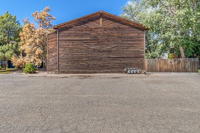 Building Photo - 489-432 32 Rd