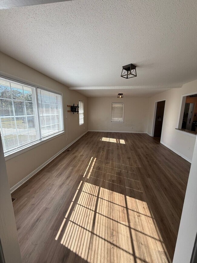 Building Photo - Christmas Move-In Special!! $500 off first month's rent