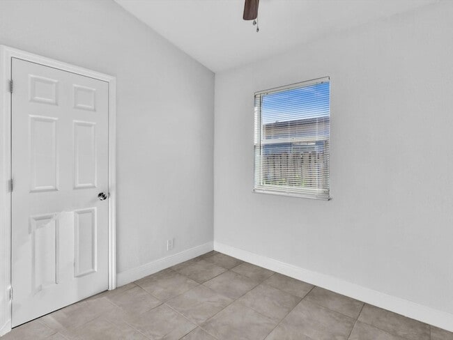 Building Photo - 525 NW 10th Ave