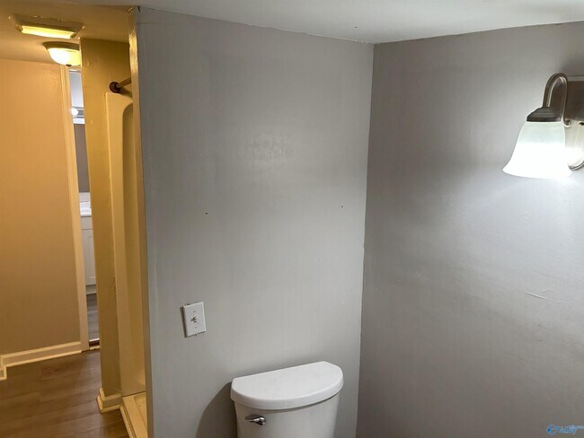 Building Photo - 1707 Buena Vista Cir SE