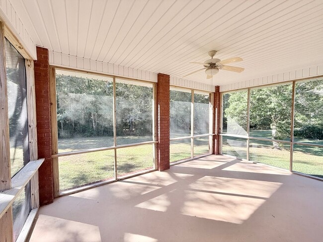 Building Photo - Spacious 3 Bed/2 Bath Home - 0.82 Acre Lot