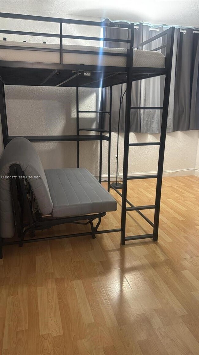 Building Photo - 8897 Fontainebleau Blvd