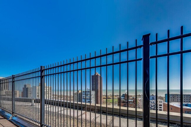 Building Photo - 2930 N Sheridan Rd