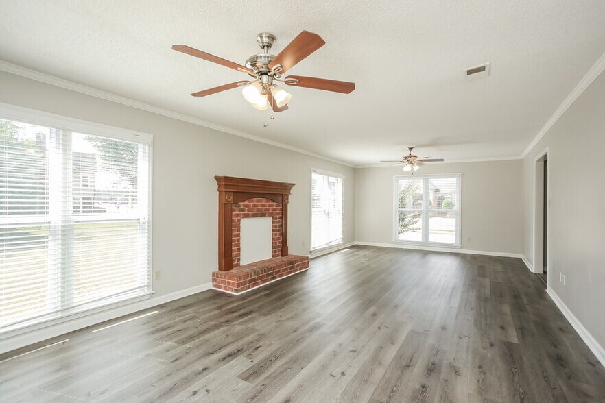 Building Photo - 4498 Whispering Bend Dr