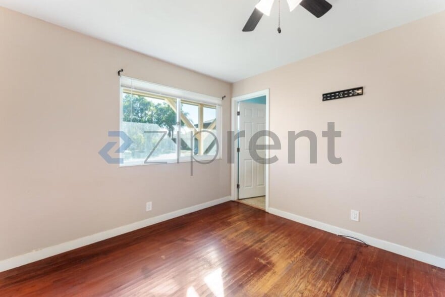 Building Photo - Unit