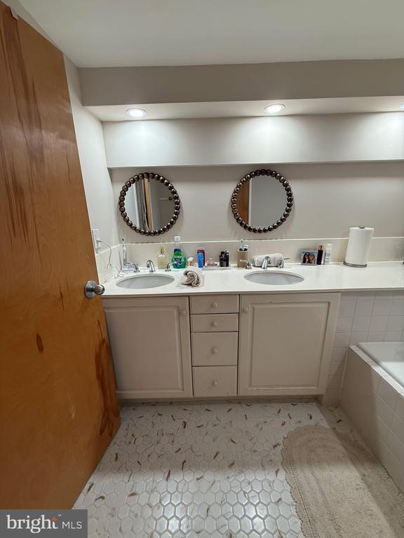 Building Photo - 7 N Christopher Columbus Blvd