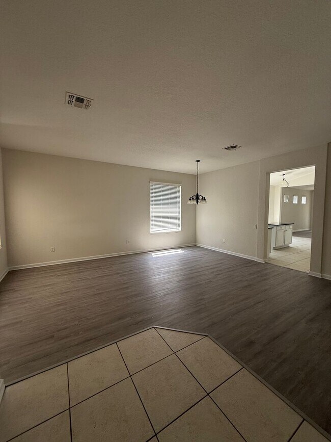 Building Photo - Come View This Amazing 3 Bed 2 Bath Single...