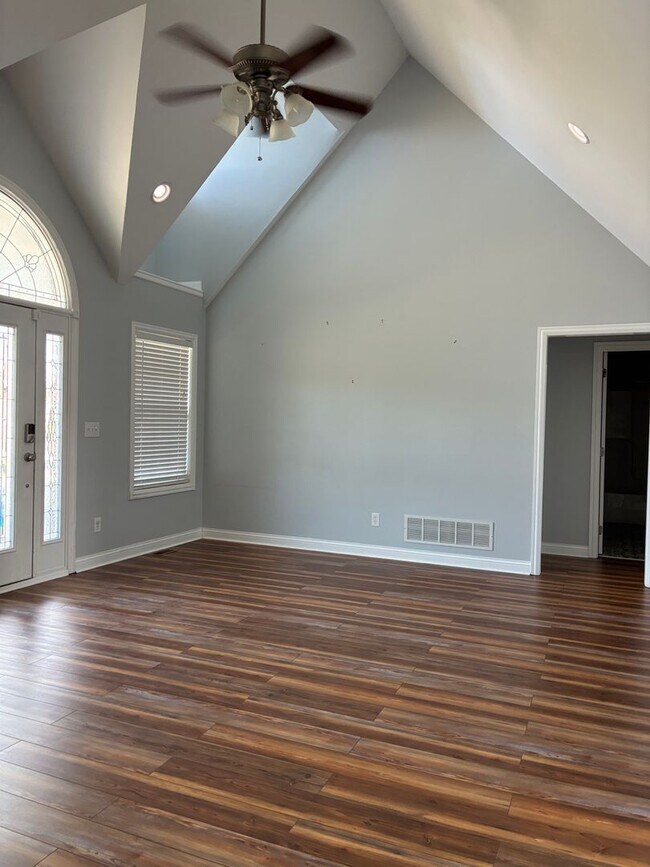 Building Photo - **Summer Ending BUT This Home is HOT**