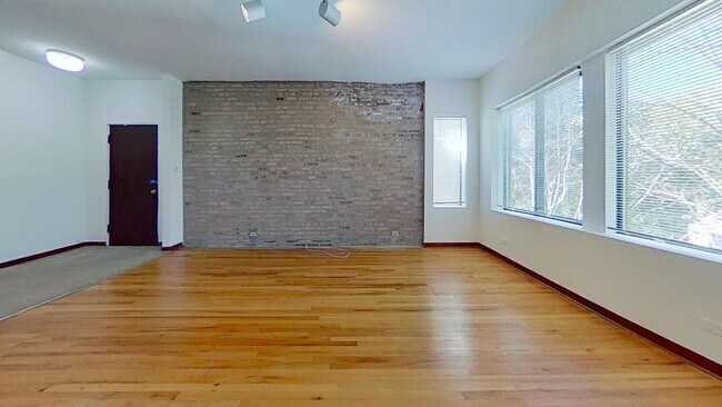 Building Photo - Top Floor Southport Corridor One Bedroom