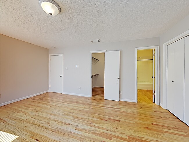 Building Photo - 402 Tuam St