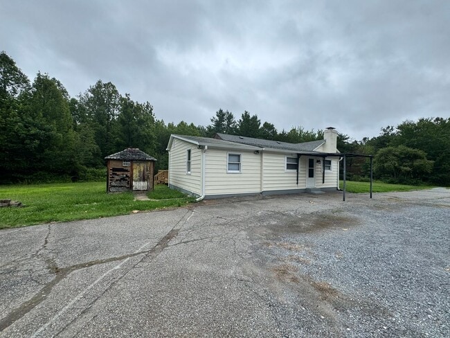 Building Photo - Campbell County Home on Large Lot