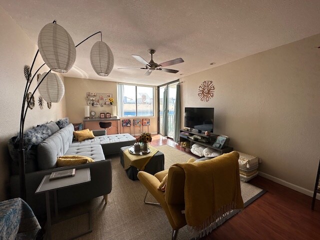 living room - 1140 E Ocean Blvd