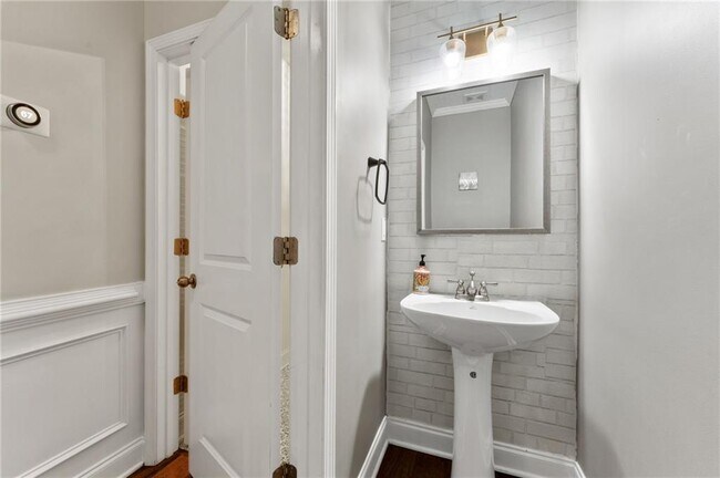 Building Photo - 3803 Manor View