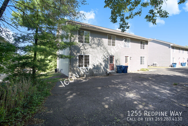 Building Photo - Spacious 4-bedroom duplex