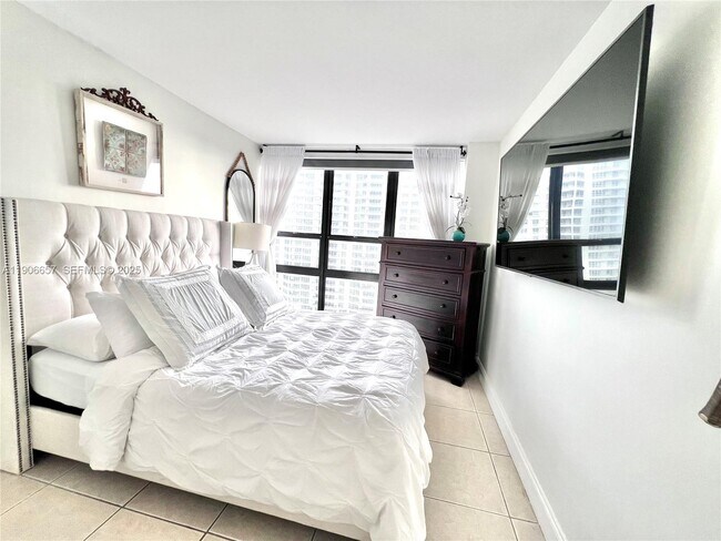 Building Photo - 600 NE 36th St