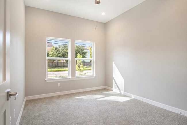 Building Photo - 5262 Ella Blvd