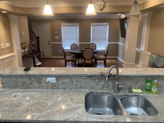 Building Photo - 2106 Cedar St