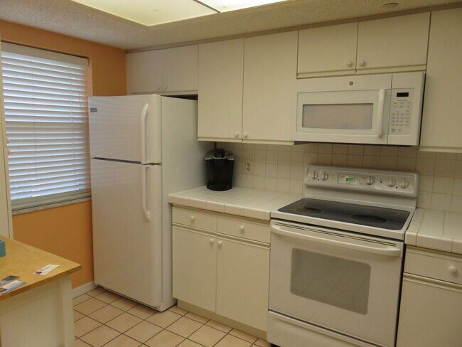 Building Photo - Turnkey 2/2 in a resort community golf and...