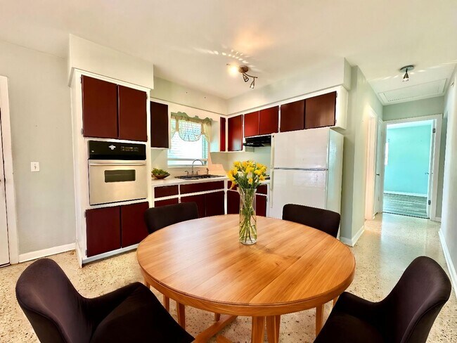 Building Photo - Bright & cozy 2bedroom 1bath home with out...