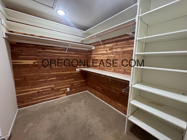 Building Photo - Spacious Home in Prime Ferry Street Bridge...