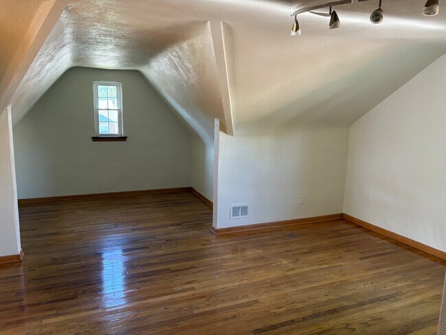 Building Photo - 1211 Tuxedo Ave