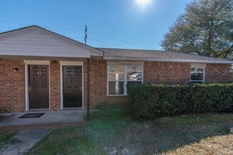 Building Photo - Updated 2 Bed/1 Bath Duplex Available for Rent Now!